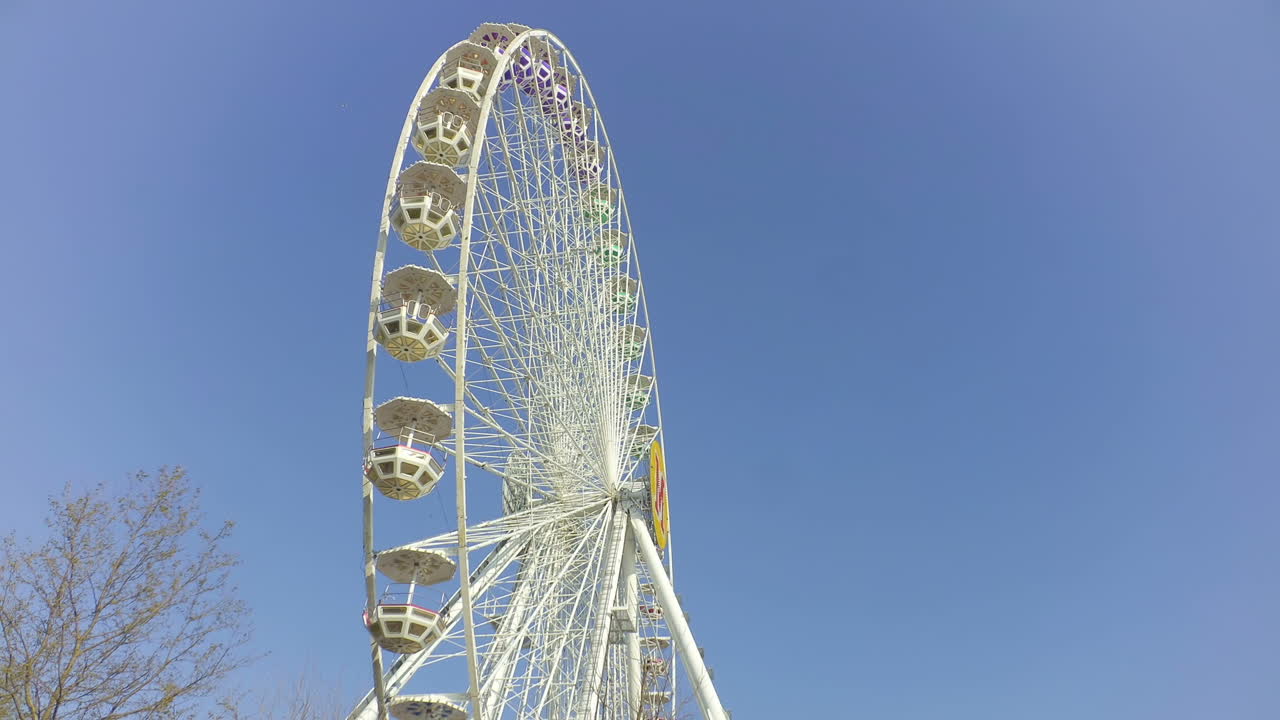 Vidéo en accéléré, grande roue sur fond de ciel. Tournage l'après-midi.