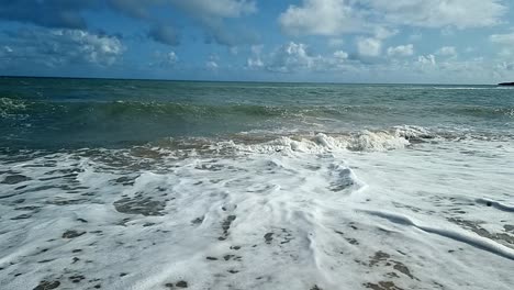 Meereswellen-In-Zeitlupe-Plätschern-Auf-Den-Malerischen-Sandstrand-Der-Insel-Und-Beruhigen-Die-Ruhige-Küste