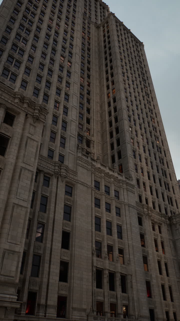 edificio de rascacielos alto con ventanas y exterior de ladrillo gris