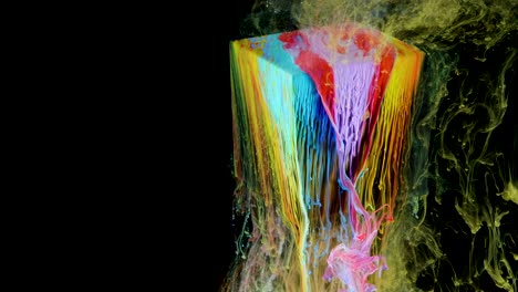 pintura de tinta multicolor fluye lentamente desde el cubo bajo el agua