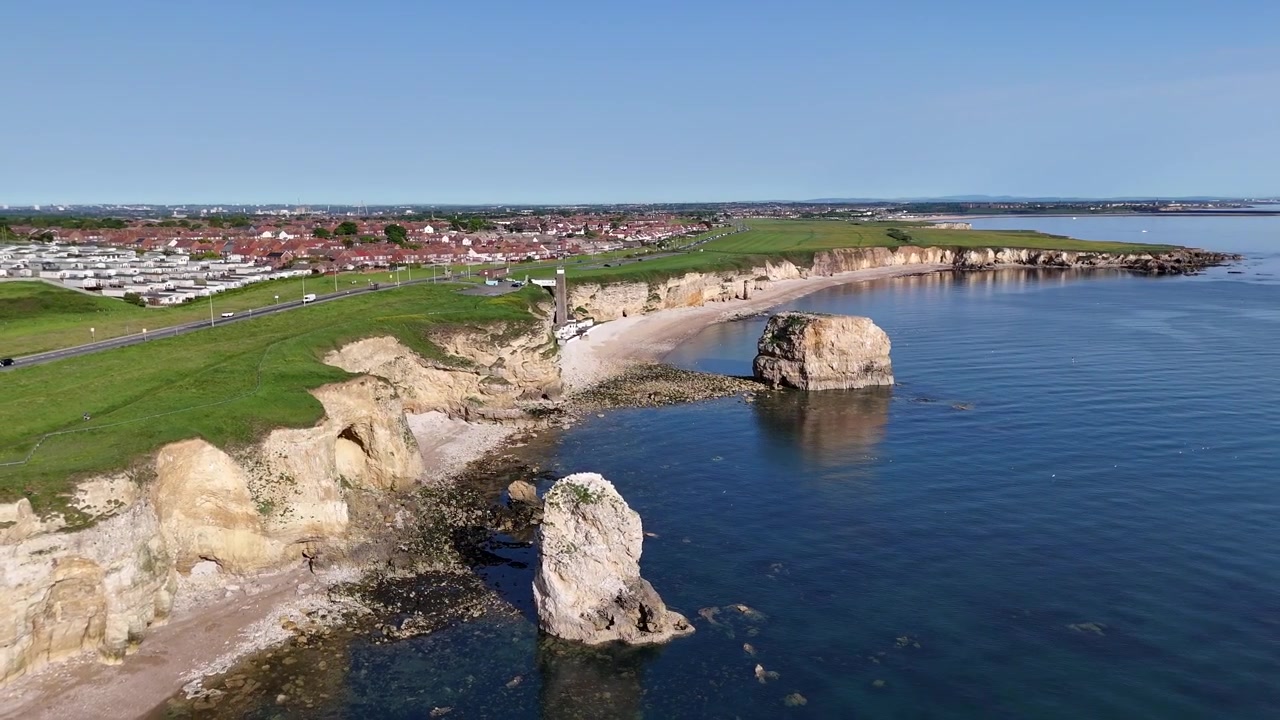 Droneoptagelse af Marsden Rock havstabel med klipper og blåt hav.