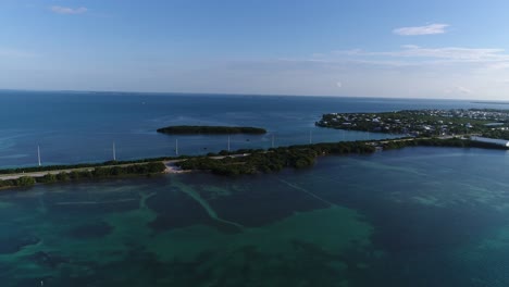 Panorámica-Aérea-De-Izquierda-A-Derecha-De-La-Autopista-En-El-Extranjero-Cerca-De-Islamorada-En-Los-Cayos-De-Florida