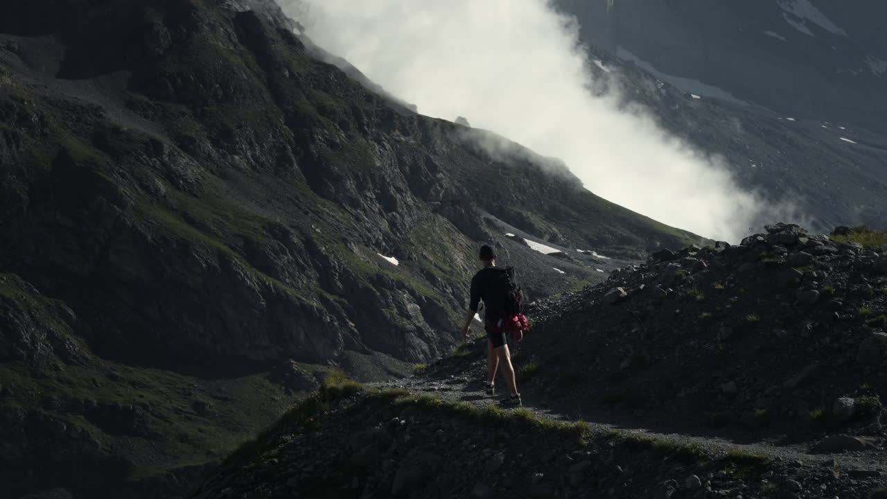 Un escursionista su un sentiero di montagna