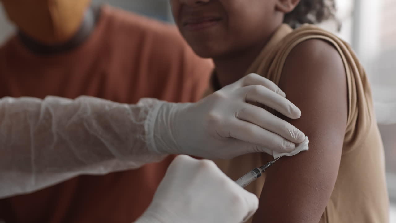 inyección de vacuna en el hombro