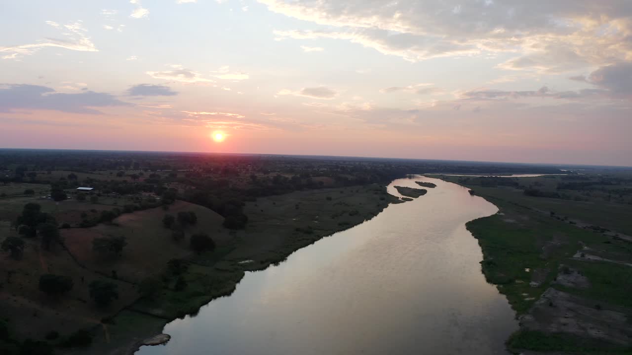 Ripresa Aerea di un Enorme Fiume in Africa, Durante il Tramonto