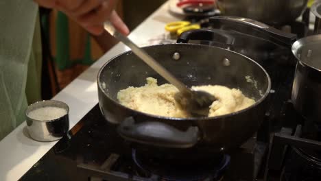 Frauen-Kochen-Shira-Indische-Süßspeise-In-Pooja-Ritualen-Suji-Ka-Halwa