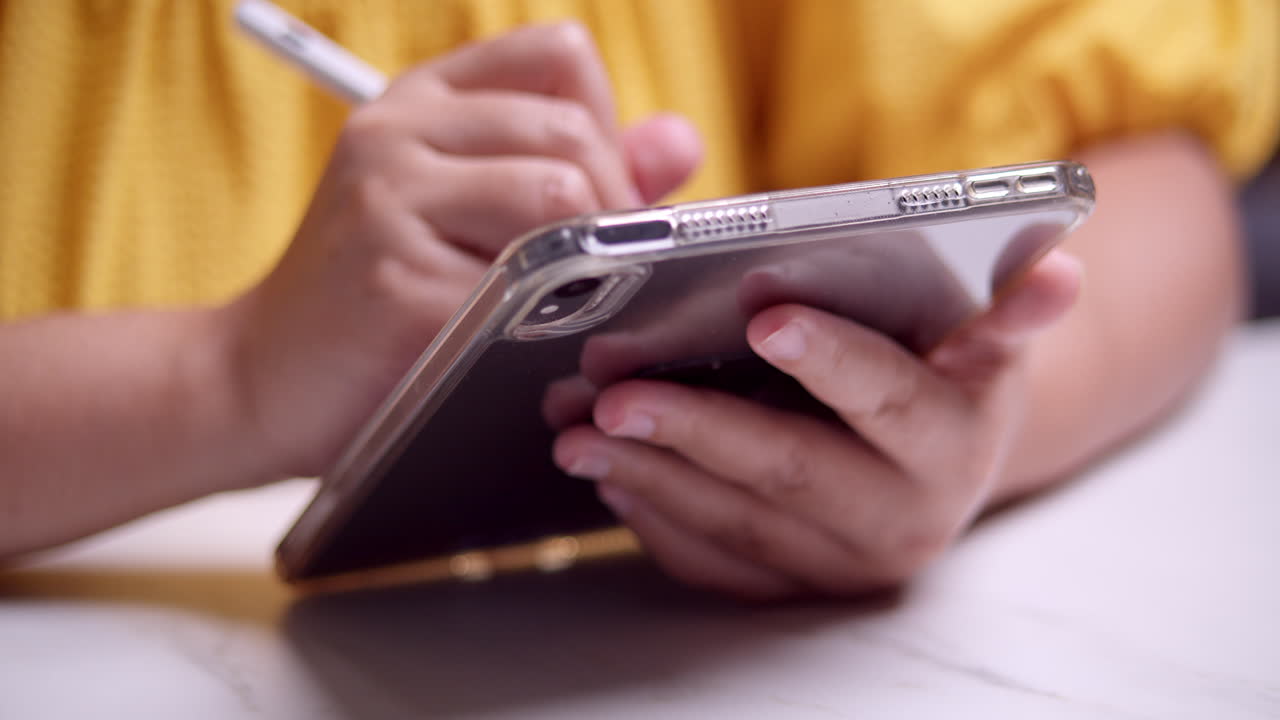 Browsing the internet while writing some notes at the same time using a digital and electronic tablet