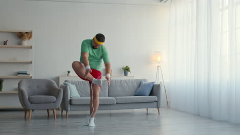 hombre saltando la cuerda en casa