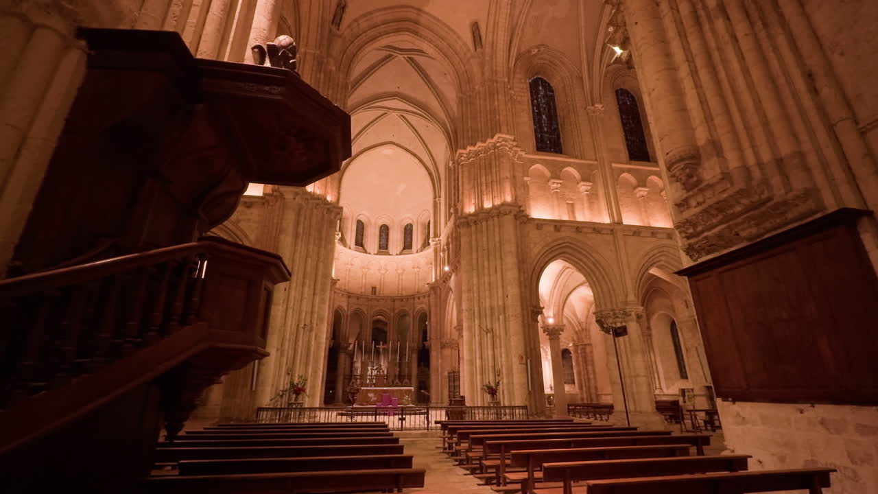 아름다운 고 양식의 교회 인테리어, 세인트 니콜라스, 블루아, 프랑스, 밤에는 따뜻한 조명