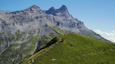 In-Der-Nähe-Von-Wanderern-Vorbei,-Die-Auf-Einem-Hügel-Neben-Den-Dents-De-Morcles-Stehen,-Im-Hintergrund-Croix-De-Javerne---Die-Alpen,-Schweiz