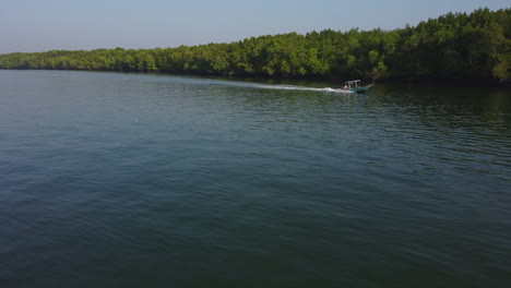 Blick-Auf-Das-Boot,-Das-Morgens-Auf-Dem-Bagan-Lalang-Fluss-Fährt,-Sepang,-Malaysia