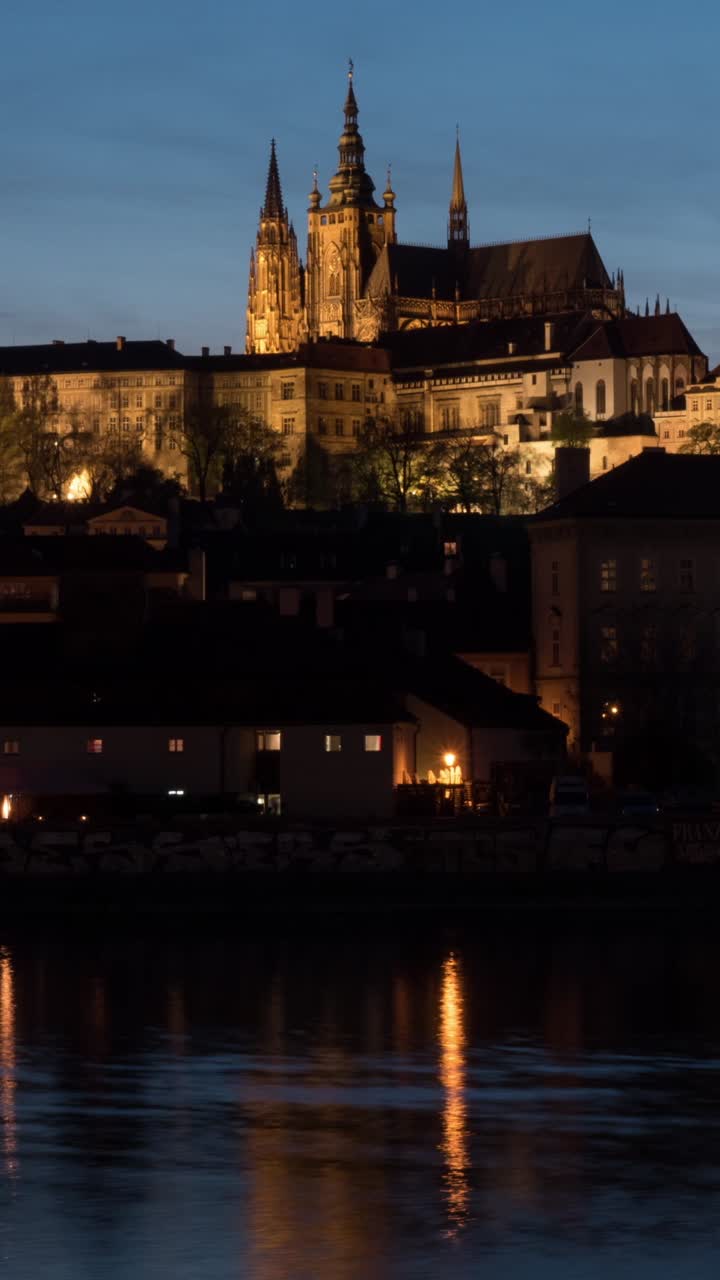 Time-lapse del Castello di Praga e del fiume Moldava di notte