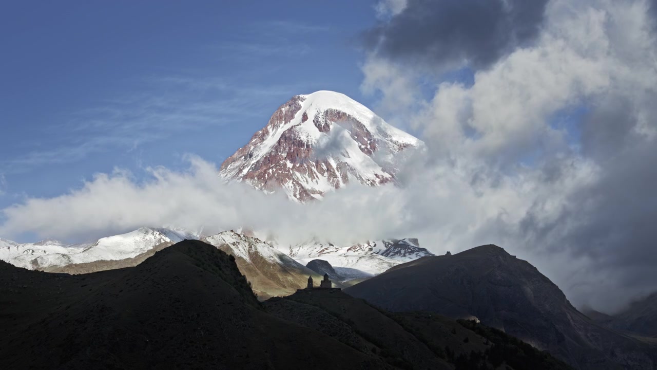 Timelapse di una montagna innevata in Georgia