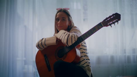 mujer tocando la guitarra escribiendo canciones componiendo música