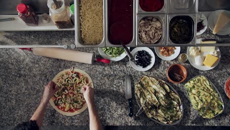 proceso de preparación de pizza en la cocina de un restaurante
