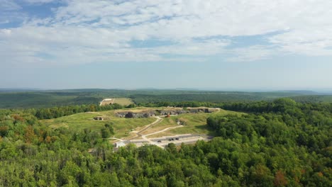 el fuerte de douaumont en medio del campo y los bosques verdes hacia verdun, en el meuse, en lorraine en el gran este de francia, en verano y por avión no tripulado.