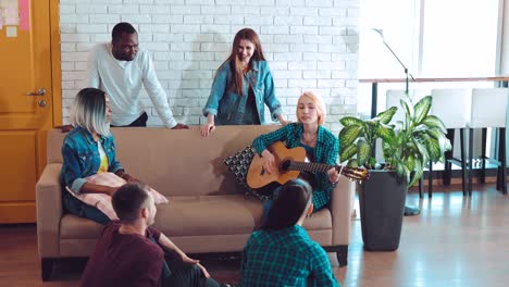 compañía internacional de amigos tocando la guitarra y cantando canciones