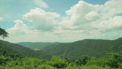 Szenischer-Aussichtspunkt-Im-Nationalpark-Khao-Yai,-Thailand-Mit-Wald-Und-Tal