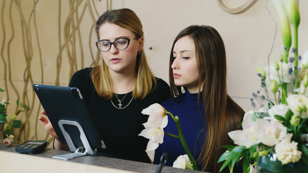две женщины работают в цветочном магазине 4
