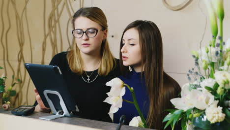 Dos-Mujeres-Trabajan-En-Una-Floristería-4