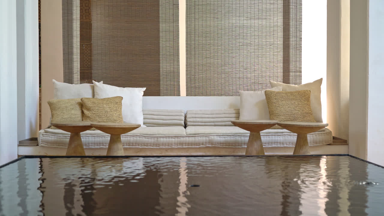 hermosas y cómodas almohadas decoran el sofá