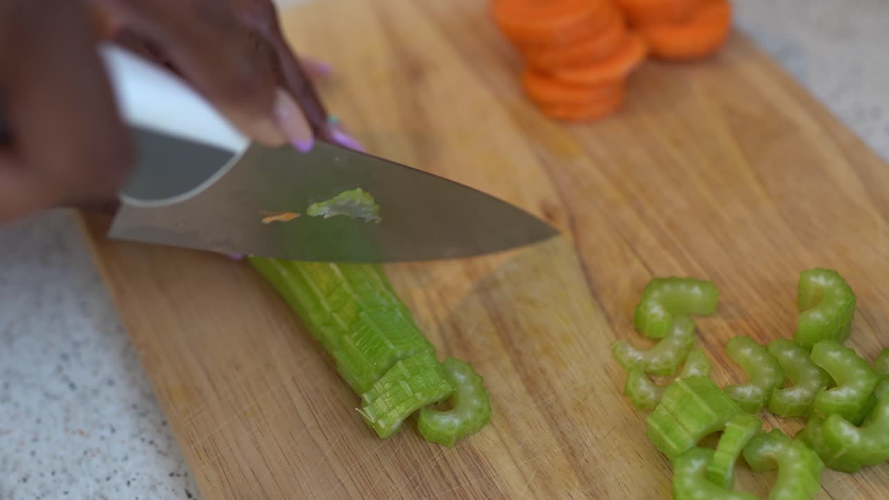 mujer negra preparando ensalada saludable para el almuerzo