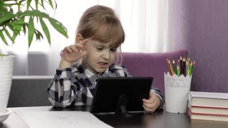 Niña-Aprendiendo-Lecciones-En-Línea-Usando-Una-Tableta-Digital.-Educación-A-Distancia