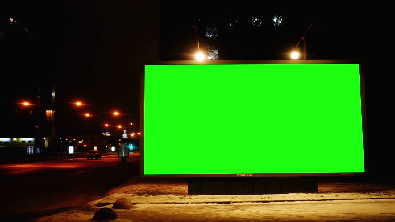 un cartel con una pantalla verde