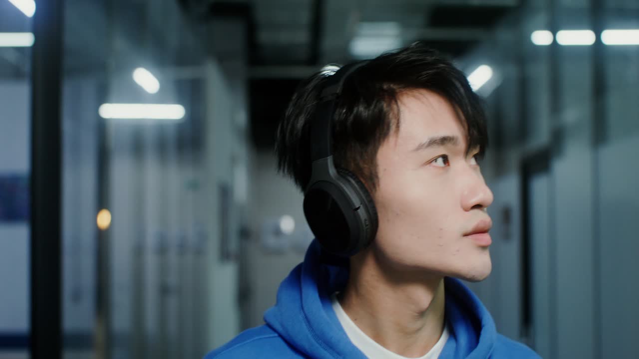 hombre con auriculares en un pasillo