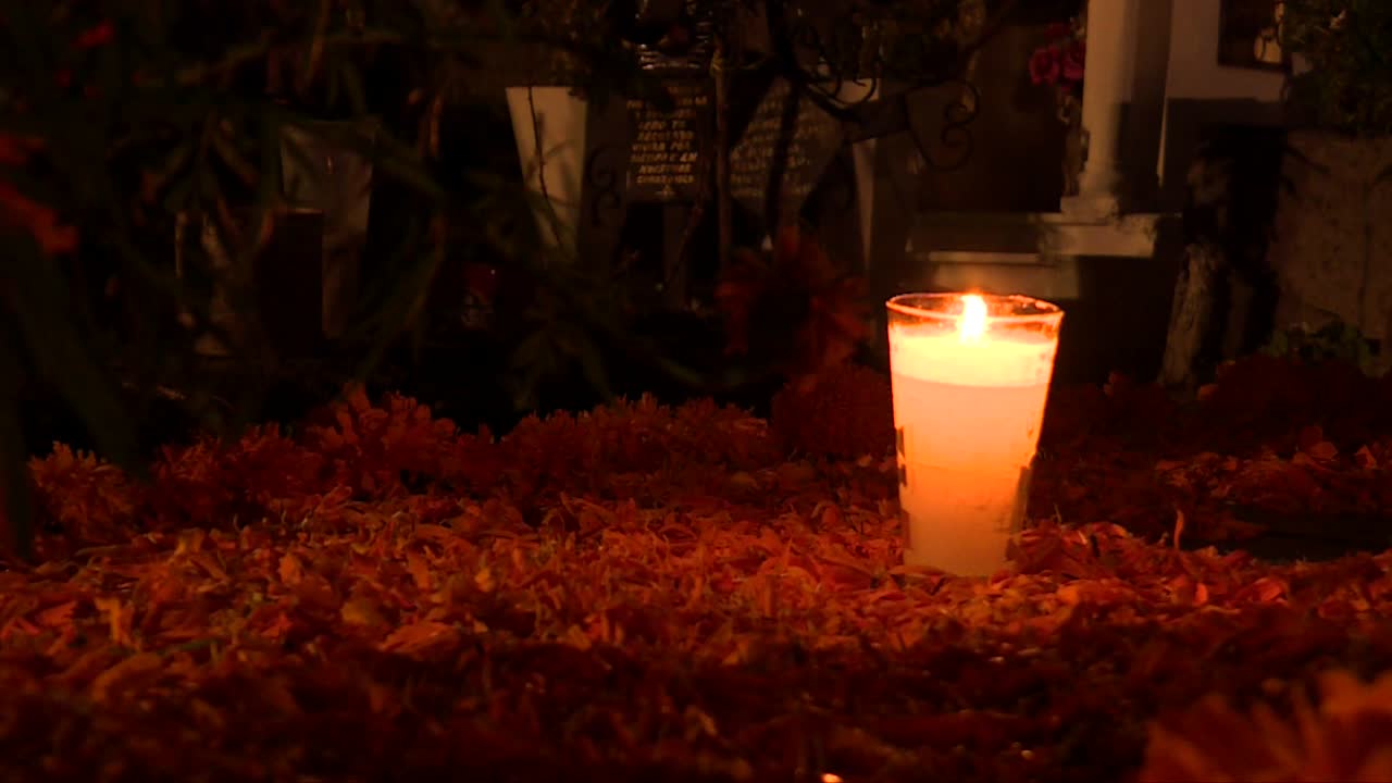 멕시코 믹스퀴크의 전통 묘지에 있는 셈파수치틀 꽃 위에 불이 붙은 촛불