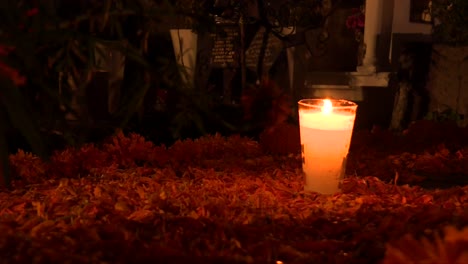 Vela-En-Llamas-Sobre-Flores-De-Cempasuchitl-En-Un-Cementerio-Tradicional-De-Mixquic-México