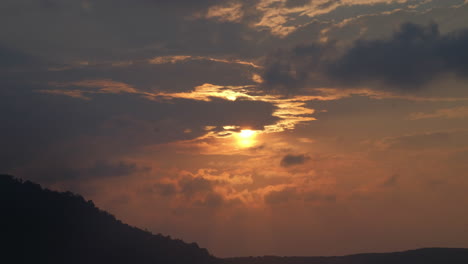 Increíble-Puesta-De-Sol-Dorada-Tomada-Desde-Una-Playa-En-Las-Islas-Perhentian,-Malasia