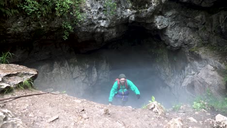 hombre explorando una cueva