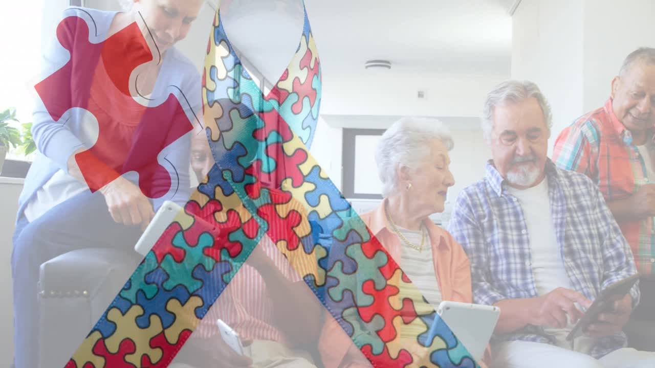 анимация красочных кусочков головоломки лента над старшими друзьями с помощью планшетов