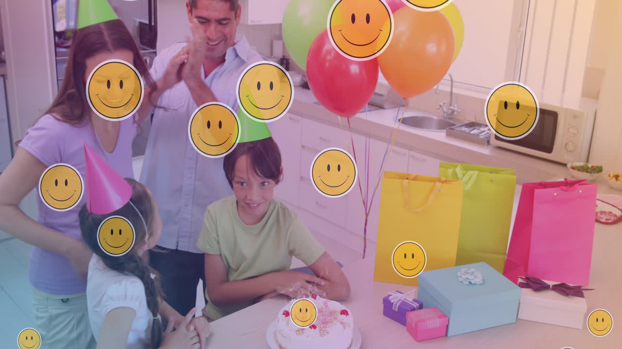 파티에서 행복한 이종족 가족 위에 이모지 아이콘의 애니메이션