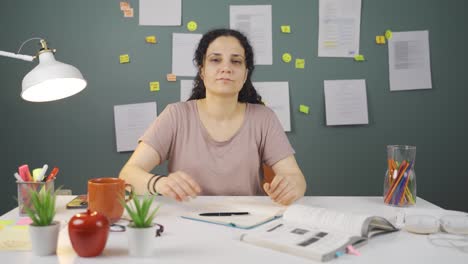 Estudiante-Recibiendo-El-Evangelio.