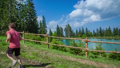 Bergläufer-Erklimmt-Den-Trail-Im-Dauertest