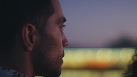 hombre mirando el horizonte iluminado de manhattan al anochecer