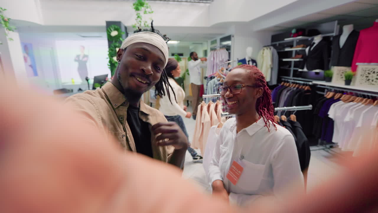 influenciador que muestra productos de tiendas de segunda mano