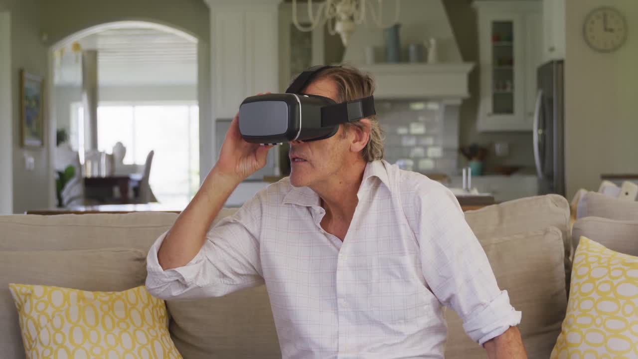 hombre pasando tiempo en casa