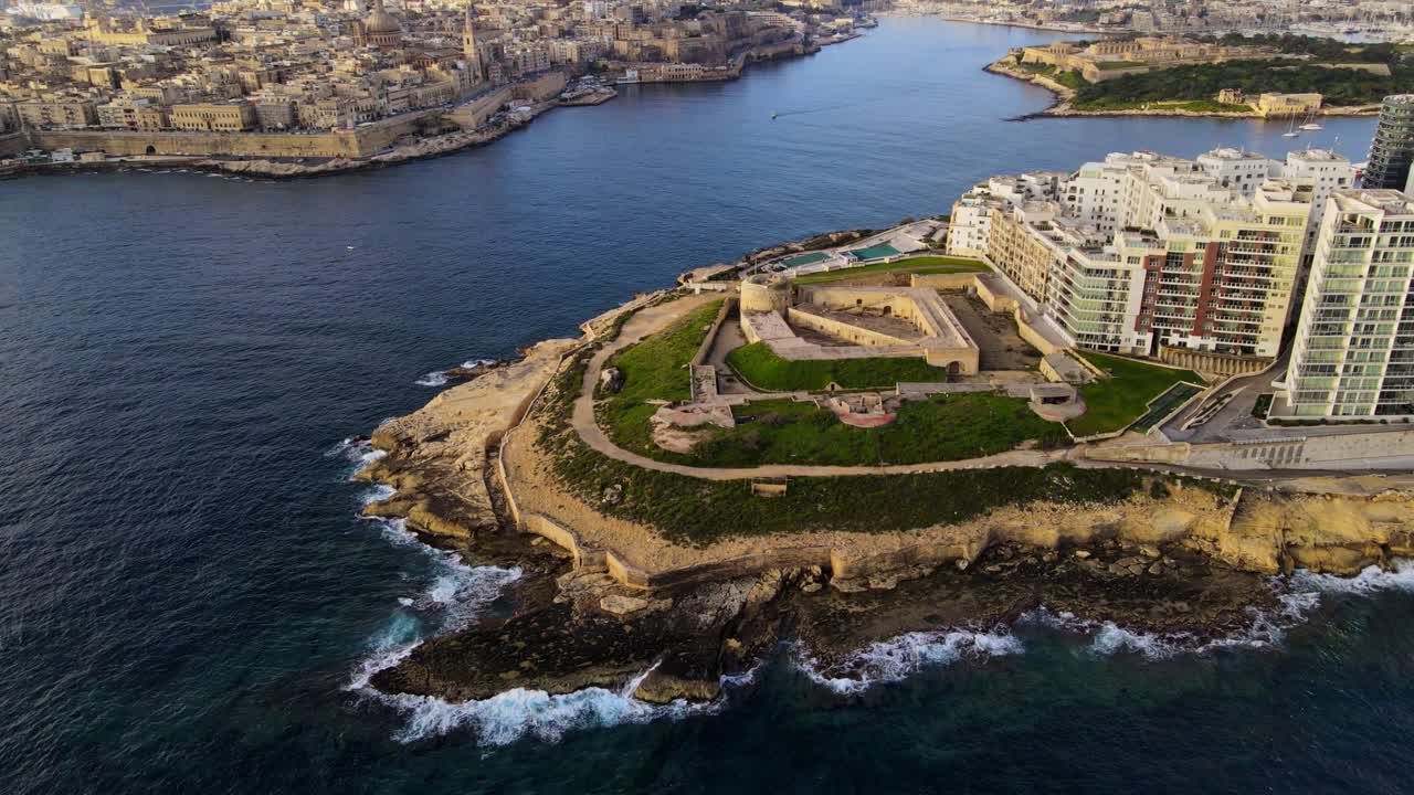 Vista aerea da drone di Fort Tigne a Tigne Point a Sliema con La Valletta e il Mar Mediterraneo a Malta