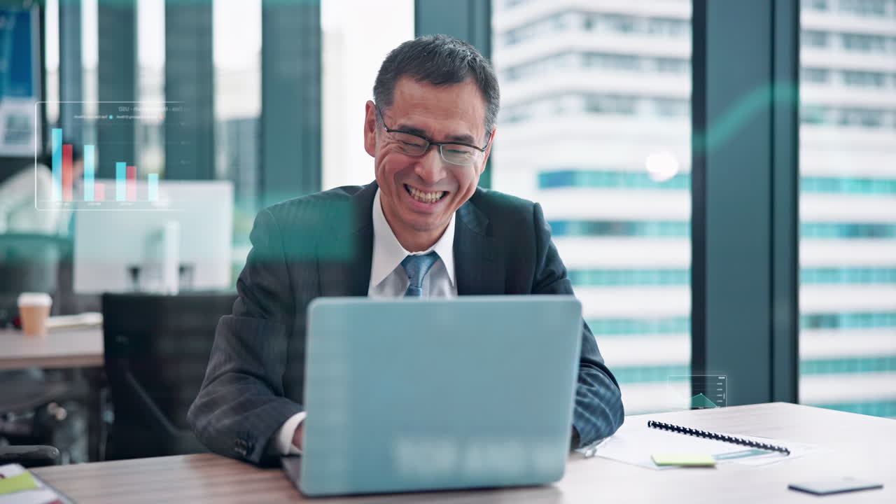 Empresário Feliz Trabalhando em Laptop com Dados Sobrepostos em Escritório Moderno
