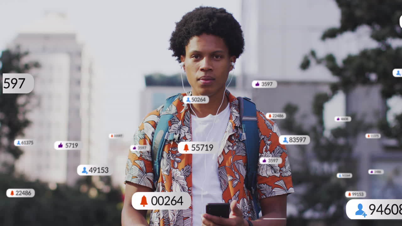 animación del procesamiento de datos de las redes sociales sobre un hombre afroamericano que usa un teléfono inteligente en la ciudad