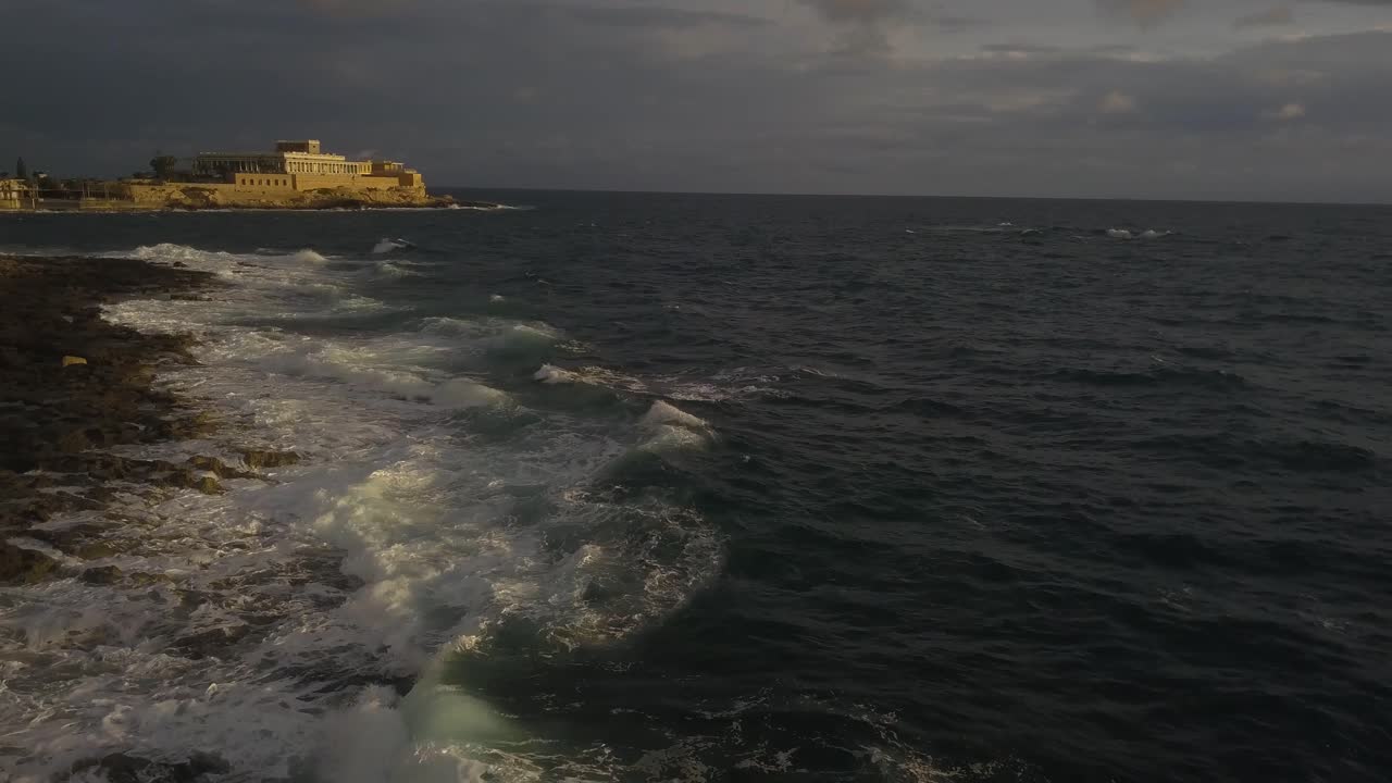 vista aérea de ángulo bajo de la costa de malta al amanecer