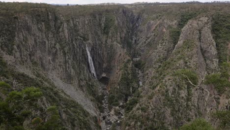 foto tomada a mano de las cataratas de wollomombi, parque nacional de los ríos salvajes de oxley, nueva gales del sur, australia