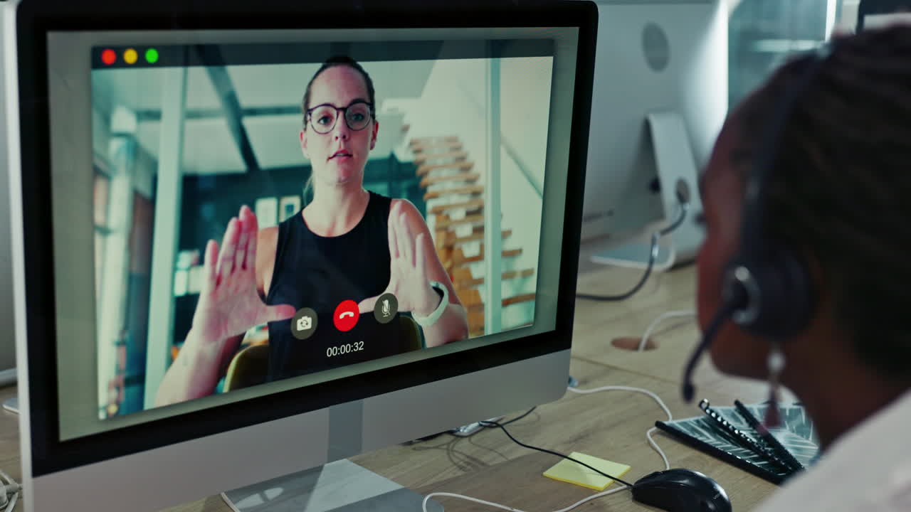 reunión por videoconferencia en la oficina