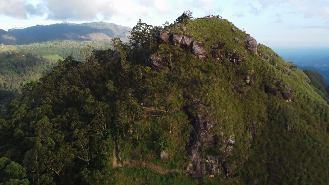 imágenes aéreas sobre el "pequeño pico de adam" en la cima de la colina en ella, sri lanka