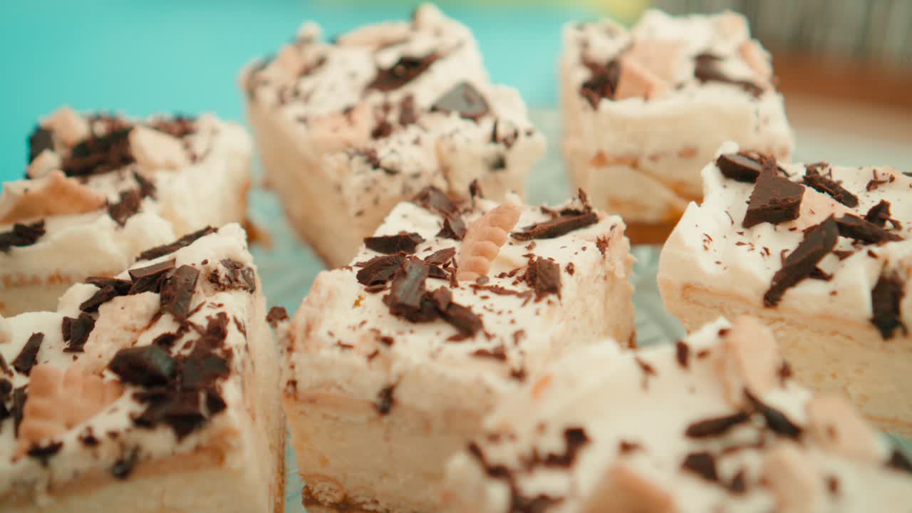 슬라이스 초콜릿 칩 케이크 디저트