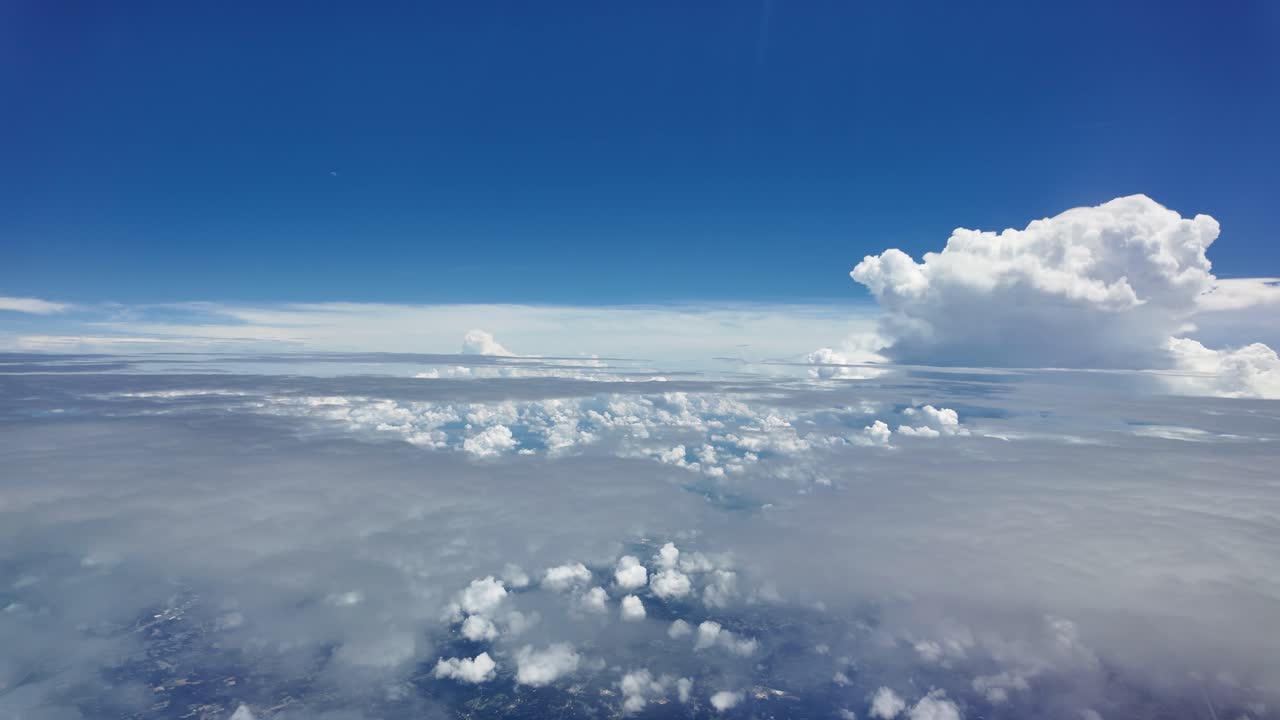 高高度から撮影された積乱雲は、風景の上に浮かぶ明るい質感の雲の形成のすばらしい眺めを作り出します。