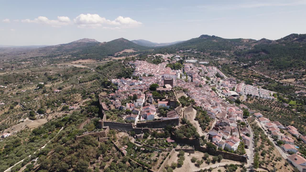 Vista aerea circolare di un castello e di una città